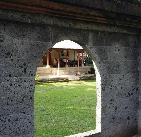 מיטת קינג בסוויטה, Puri Kutat Lestari