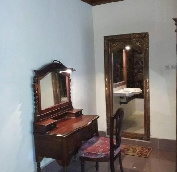 מיטת קינג בסוויטה, Puri Kutat Lestari