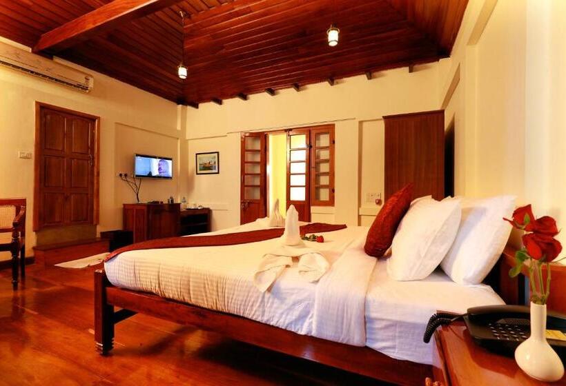 스탠다드 룸 킹사이즈 침대, Triveny River Palace