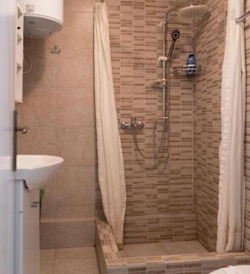 اتاق استاندارد, Guest House Time Out