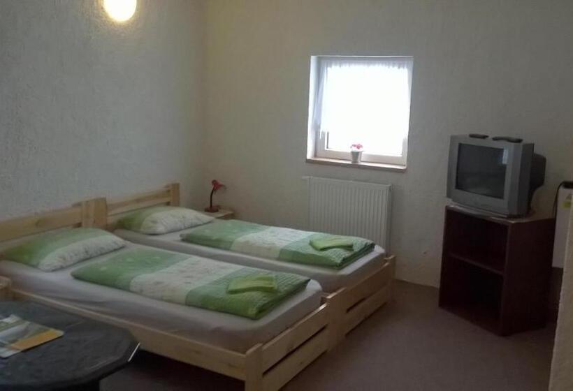 Номер Стандарт Трехместный, Guest House Honzik