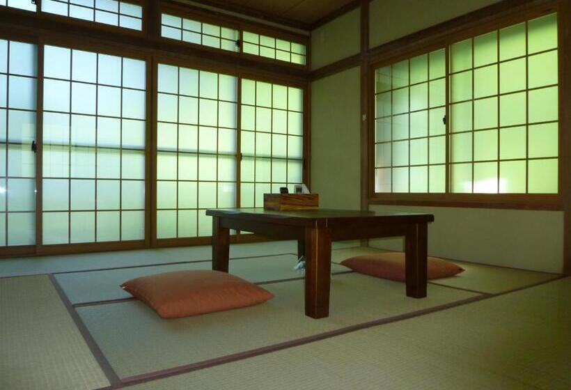 חדר משפחתי חדר אמבטיה משותף, Anzuan Nishida