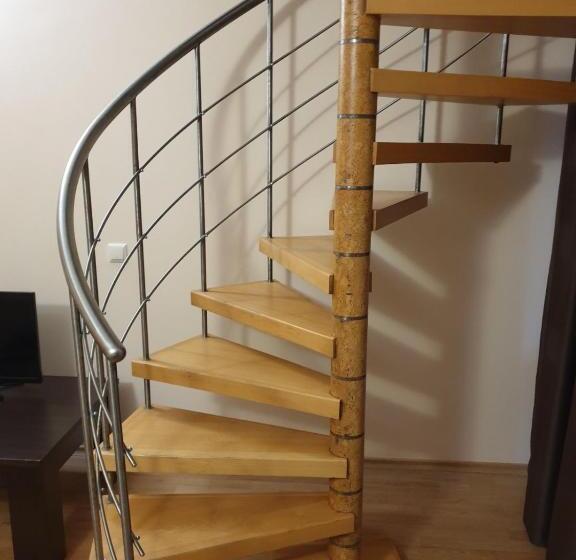 استودیوی استاندارد, Guest House California