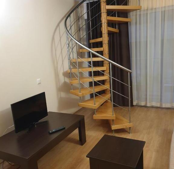 استودیوی استاندارد, Guest House California