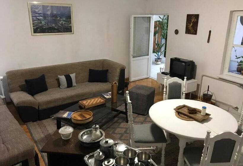 آپارتمان 2 خوابه, Prenociste Chardak