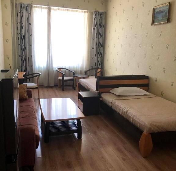 اتاق خانوادگی, Tsolmon's Serviced Apartments