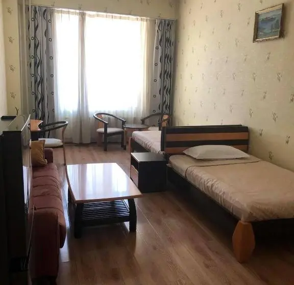 اتاق خانوادگی, Tsolmon's Serviced Apartments