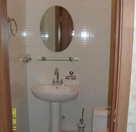 اتاق خانوادگی, Tsolmon's Serviced Apartments