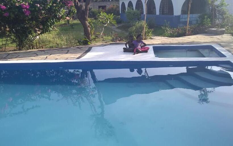 اتاق استاندارد سه نفره, Fred Hunter Villa