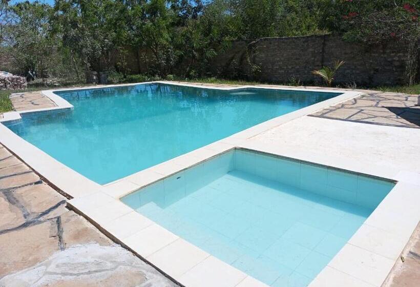 اتاق لوکس, Fred Hunter Villa