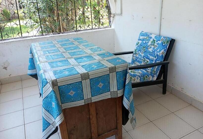 اتاق لوکس, Fred Hunter Villa