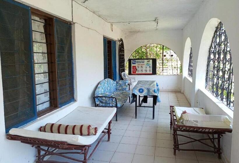 اتاق لوکس, Fred Hunter Villa