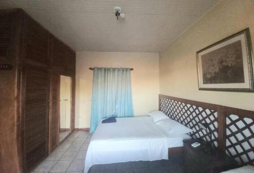 غرفة عائلية مطلّة علي البحر, The Seaside Garden Guesthouse