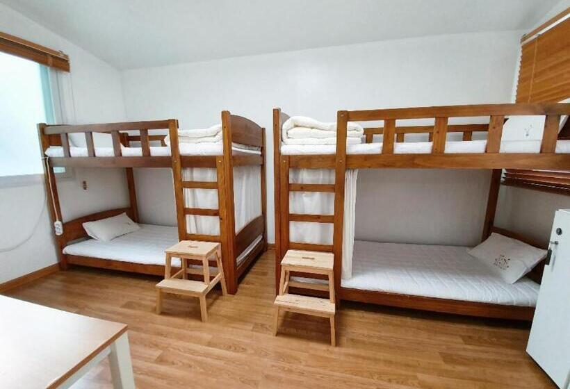 Кровать в Общей Комнате, Byulbam Guesthouse