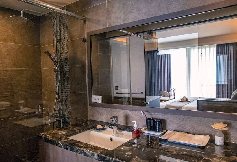 اتاق لوکس با بالکن و چشم‌انداز دریا, Something Easy Inn