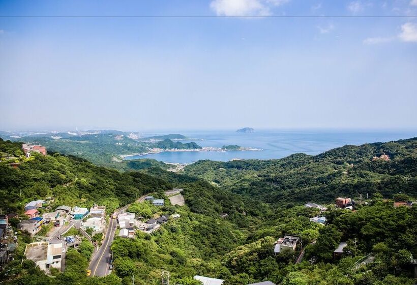 اتاق لوکس با بالکن و چشم‌انداز دریا, Something Easy Inn