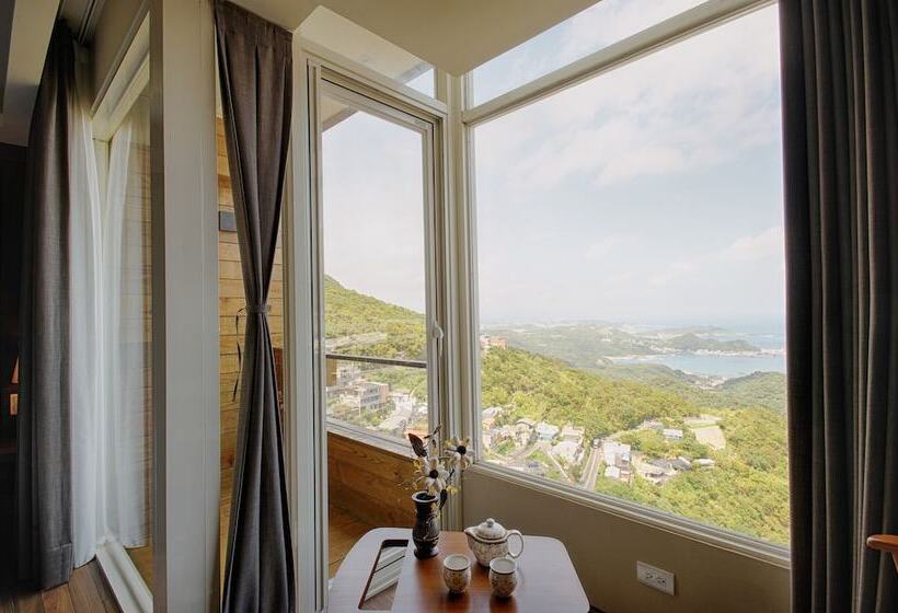 اتاق لوکس با بالکن و چشم‌انداز دریا, Something Easy Inn