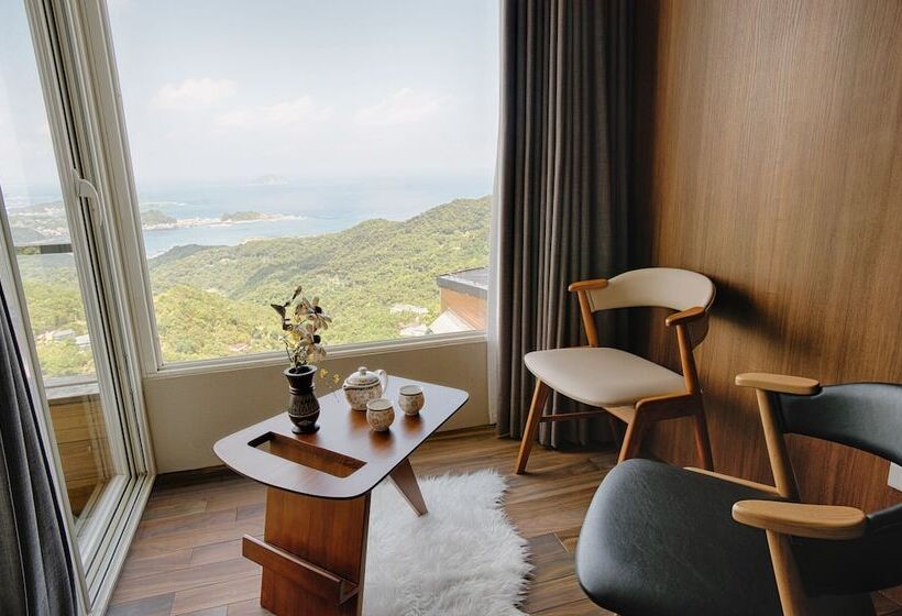 اتاق لوکس با بالکن و چشم‌انداز دریا, Something Easy Inn