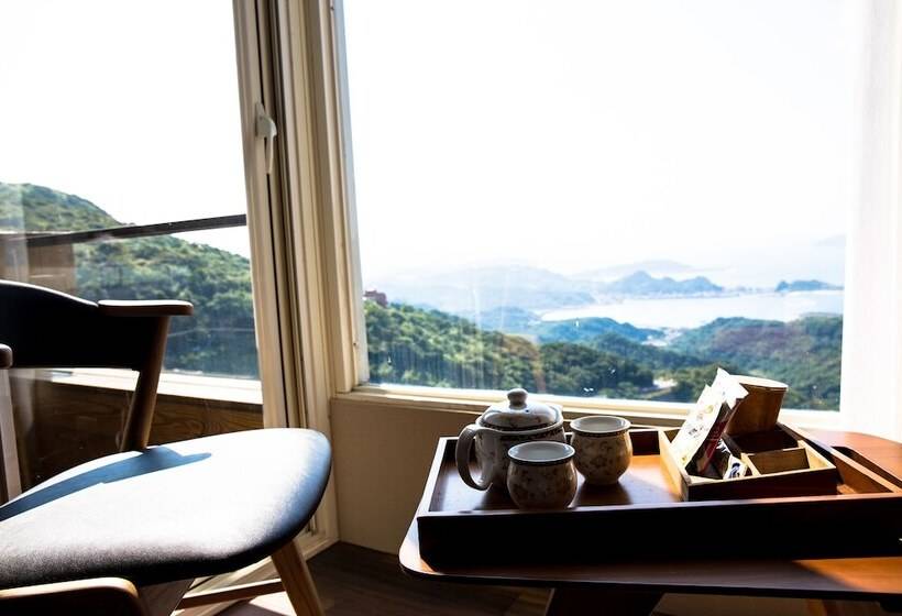 اتاق لوکس با بالکن و چشم‌انداز دریا, Something Easy Inn