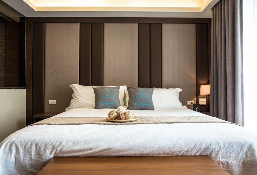 اتاق لوکس با بالکن و چشم‌انداز دریا, Something Easy Inn