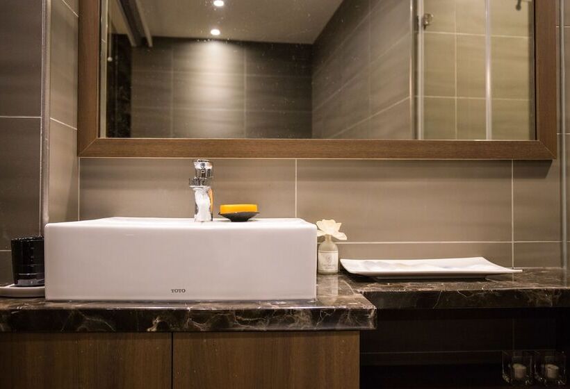 اتاق استاندارد چهار تخته, Something Easy Inn