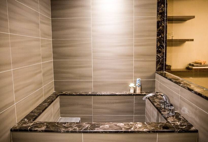 اتاق استاندارد چهار تخته, Something Easy Inn