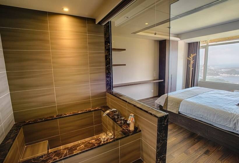 اتاق استاندارد چهار تخته, Something Easy Inn