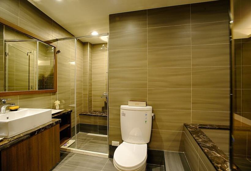 اتاق استاندارد چهار تخته, Something Easy Inn