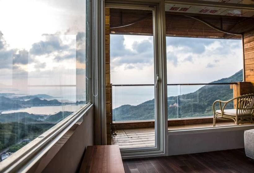 اتاق استاندارد چهار تخته, Something Easy Inn