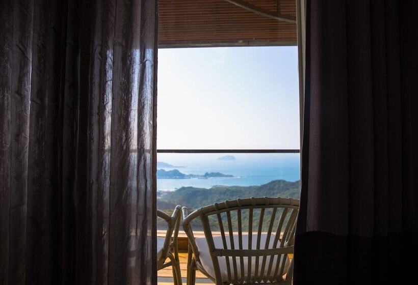 اتاق استاندارد چهار تخته, Something Easy Inn