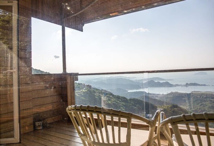 اتاق استاندارد چهار تخته, Something Easy Inn