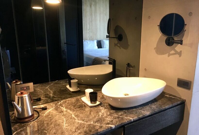 اتاق پرمیوم با چشم‌انداز دریا, Something Easy Inn