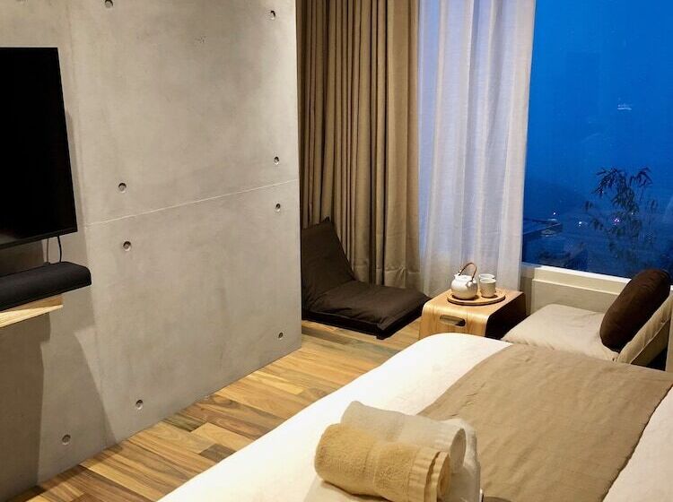 اتاق پرمیوم با چشم‌انداز دریا, Something Easy Inn