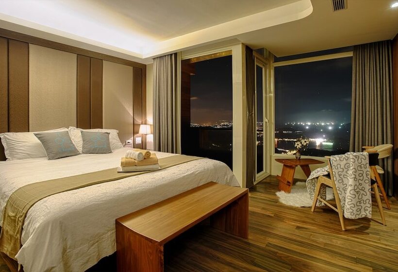 اتاق لوکس با بالکن و چشم‌انداز دریا, Something Easy Inn