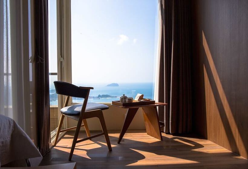 اتاق لوکس با بالکن و چشم‌انداز دریا, Something Easy Inn