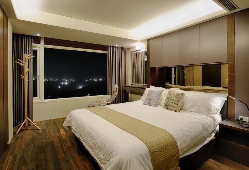 اتاق استاندارد چهار تخته, Something Easy Inn