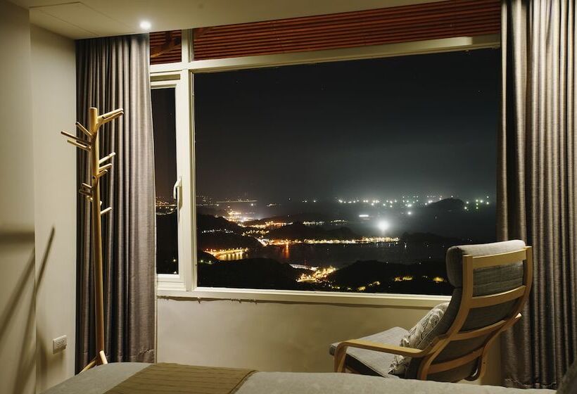 اتاق استاندارد چهار تخته, Something Easy Inn