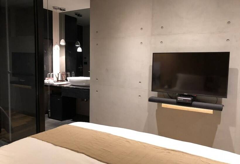 اتاق پرمیوم با چشم‌انداز دریا, Something Easy Inn