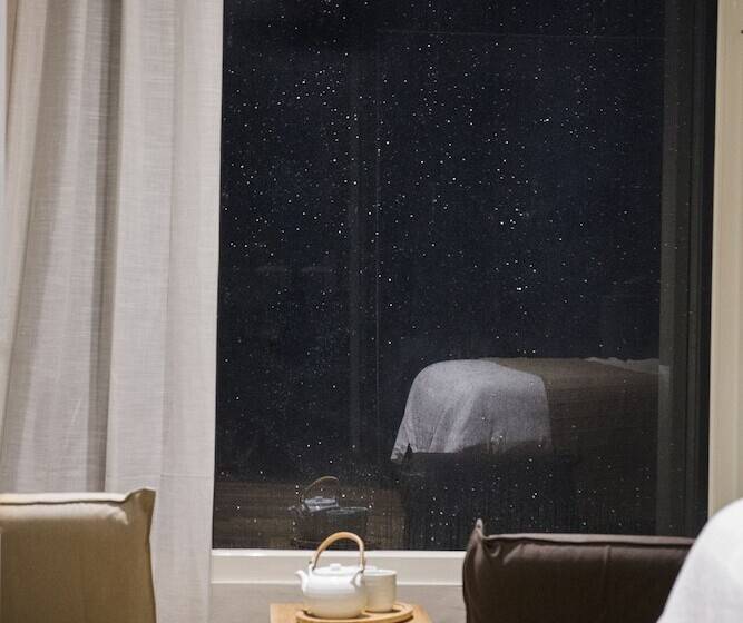 اتاق پرمیوم با چشم‌انداز دریا, Something Easy Inn