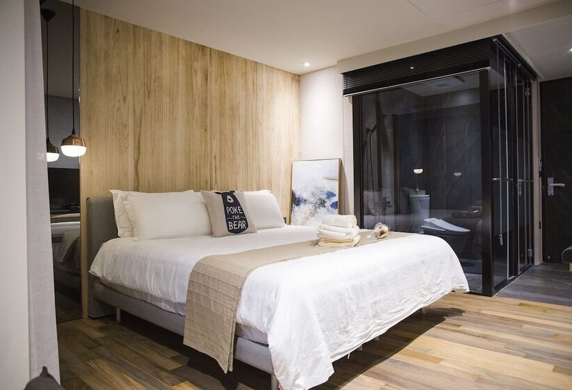 اتاق پرمیوم با چشم‌انداز دریا, Something Easy Inn