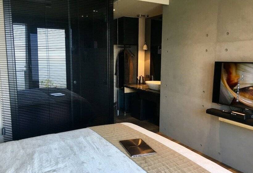 اتاق پرمیوم با چشم‌انداز دریا, Something Easy Inn