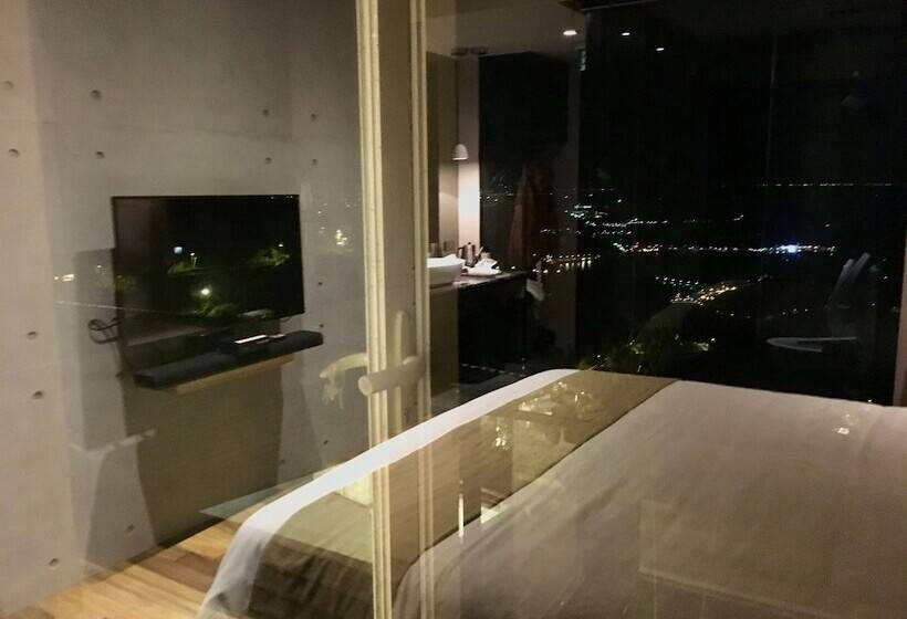 اتاق پرمیوم با چشم‌انداز دریا, Something Easy Inn