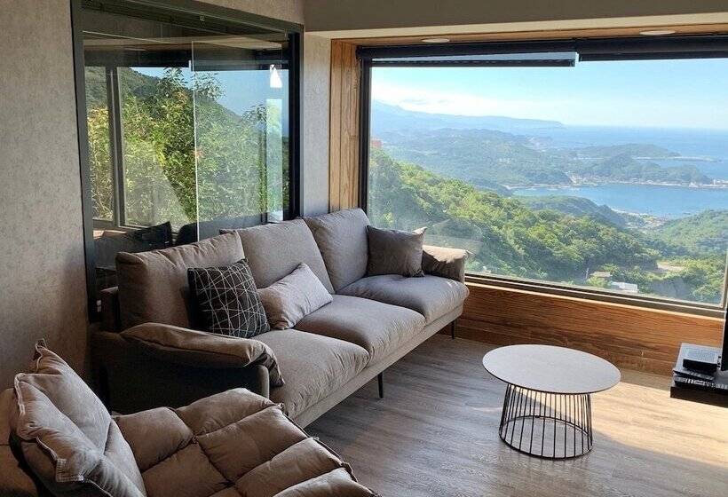 آپارتمان 1 خوابه با چشم‌انداز دریا, Something Easy Inn