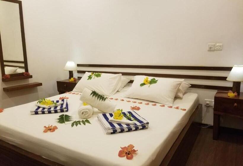 اتاق لوکس با بالکن, Dhiffushi White Sand Beach