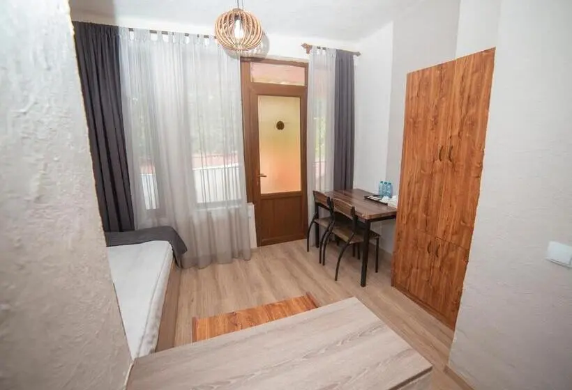 Standard Kolmen Hengen Huone, Popock Dilijan 1