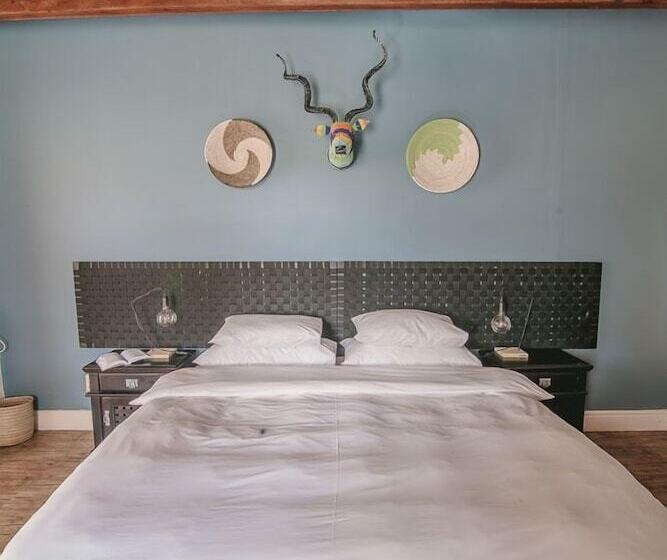 غرفة قياسية مطلّة علي حمام السباحة, Shiraz Estate Villa & Studios