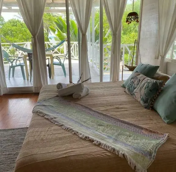 اتاق لوکس, Islander House On Rocky Cay Beach