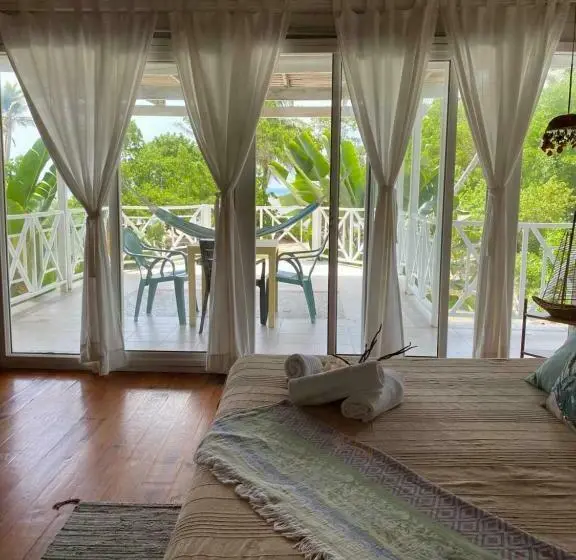 اتاق لوکس, Islander House On Rocky Cay Beach