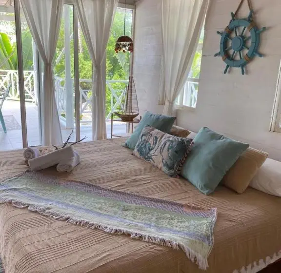 اتاق لوکس, Islander House On Rocky Cay Beach