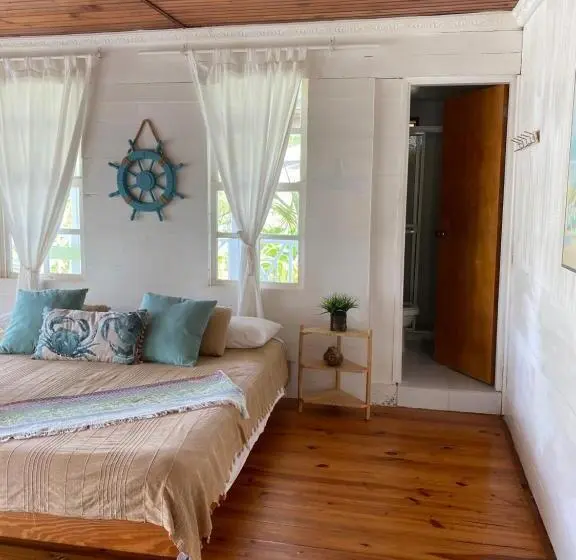 اتاق لوکس, Islander House On Rocky Cay Beach
